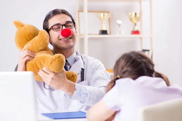 Αστείος παιδίατρος με το κοριτσάκι στο τακτικό check-up — Φωτογραφία Αρχείου