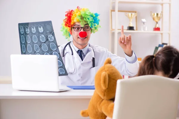 Funny pediatrician with little girl at regular check-up — Stock Photo, Image