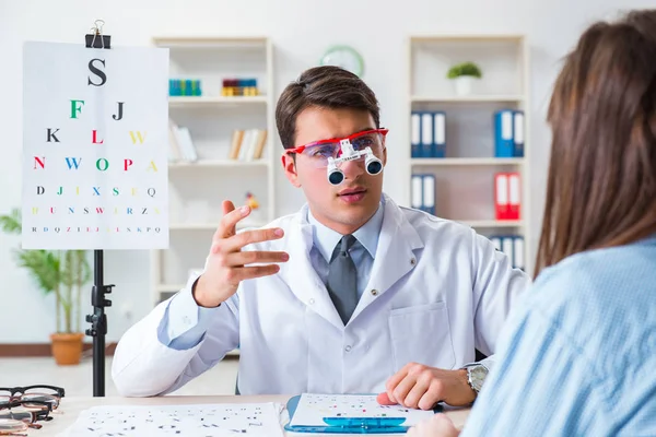 Médico com paciente no exame oftalmológico — Fotografia de Stock