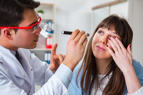 Lekarz badający oko pacjenta w szpitalu — Zdjęcie stockowe