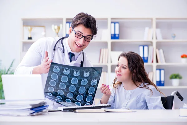 Doktor hastanın röntgen sonuçlarına açıklama yapıyor.