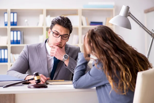 Abogado discutiendo caso legal con cliente — Foto de Stock