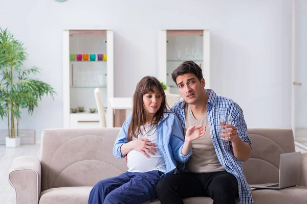 Mulher grávida com marido em casa — Fotografia de Stock