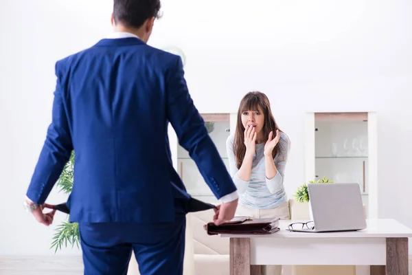 Familia en bancarrota sin efectivo en casa — Foto de Stock