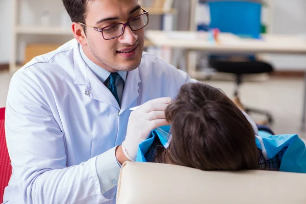 Patiënt bezoeken tandarts voor regelmatige check-up en vullen — Stockfoto