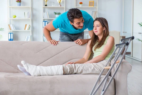 Koca adam yaralı karısına destek oluyor.