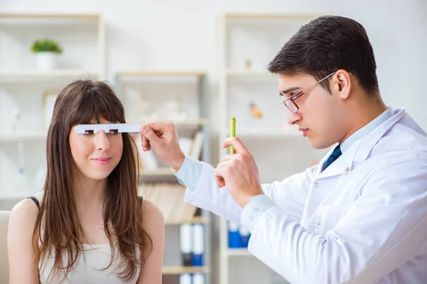 Okulista sprawdza pacjenta w szpitalu okulistycznym. — Zdjęcie stockowe
