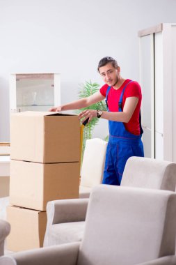 İki müteahhit personel kişisel eşyalarını taşıyor.