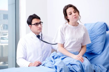 Hastanedeki hastayı ziyaret eden doktor.