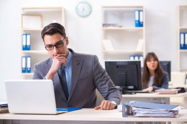 Ofiste çalışan kadın ve erkek.