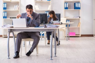 Ofiste çalışan kadın ve erkek.