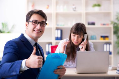 İş adamı doktorla sağlık sorunlarını tartışıyor