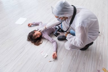 Olay yerindeki adli tıp araştırmacısı kadın mur.