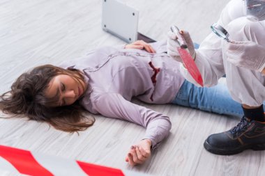 Olay yerindeki adli tıp araştırmacısı kadın mur.