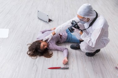 Olay yerindeki adli tıp araştırmacısı kadın mur.