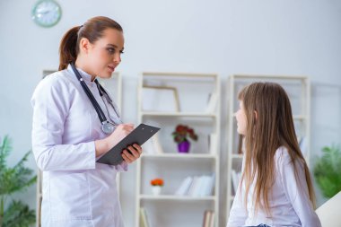 Kadın doktor, çocuk doktoru, kontrol kızı.