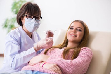 Kadın hasta ziyaret dişçi düzenli check-up için