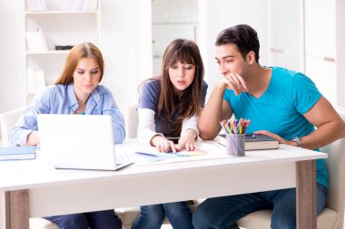 Tasarımcı takımı yeni iç projeyi tartışıyor