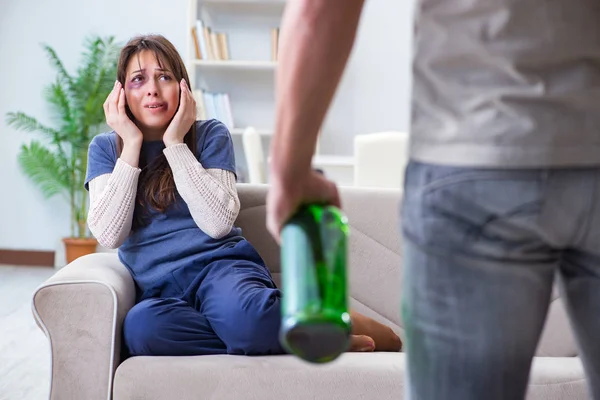 Пьяный муж насилует жену в концепции домашнего насилия — стоковое фото