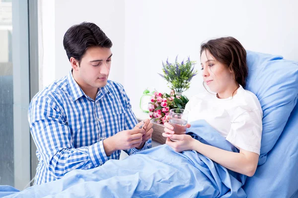 Fürsorglicher Ehemann besucht schwangere Frau im Krankenhaus — Stockfoto