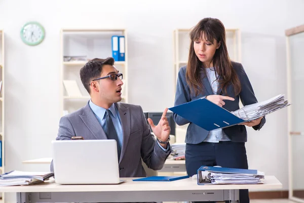 Man and woman working in the office — Stock Photo, Image