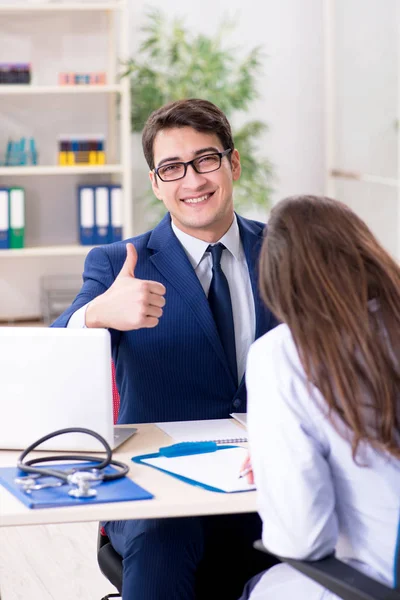 Homme signant un contrat d'assurance médicale — Photo