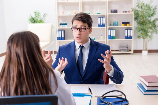 Geschäftsmann diskutiert Gesundheitsfragen mit Arzt — Stockfoto