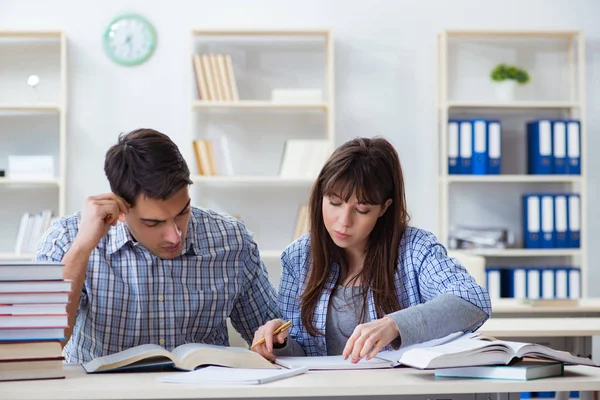 Étudiants assis et étudiant dans un collège en classe — Photo