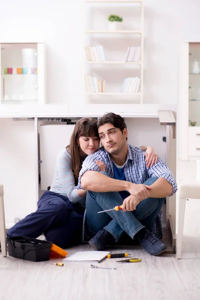 Erkek ve kadın evde mobilya montajı yapıyor. — Stok fotoğraf