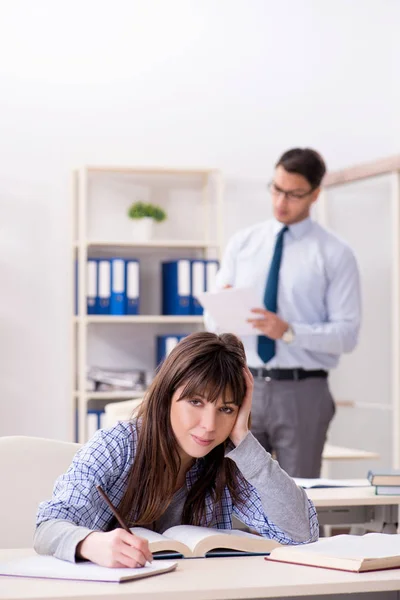 Docente di sesso maschile che dà lezione a studentessa — Foto Stock