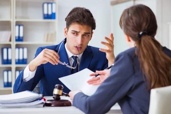 Advogado a falar com o seu cliente no cargo — Fotografia de Stock