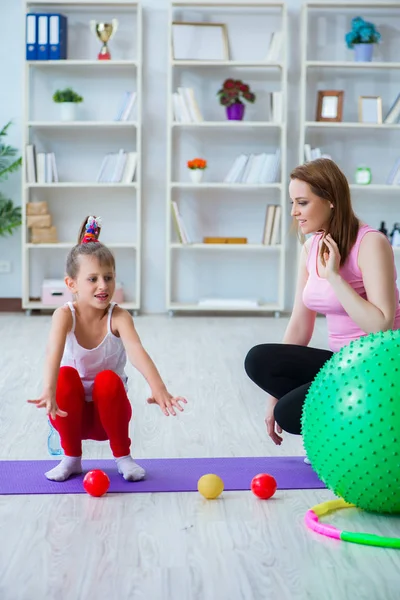 Chica y madre haciendo ejercicio en casa — Foto de Stock
