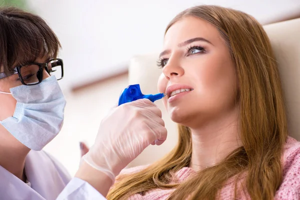 Jovem paciente dentista visitante — Fotografia de Stock