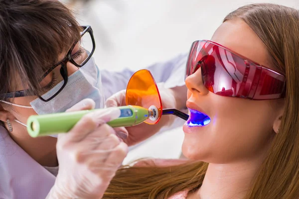 Paziente dal dentista per check-up e riempimento regolari — Foto Stock