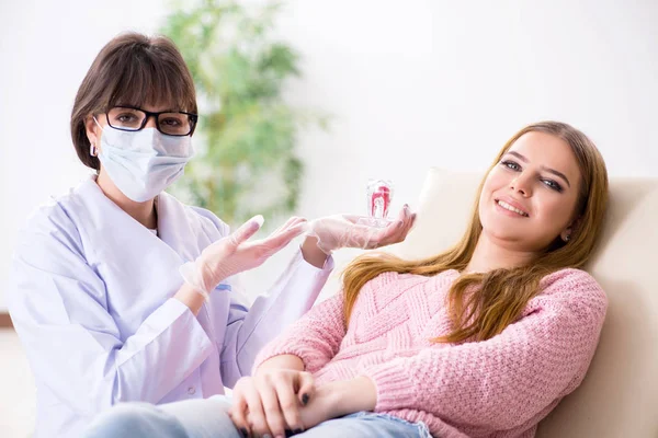 Vrouw patiënt bezoeken tandarts voor regelmatige check-up — Stockfoto