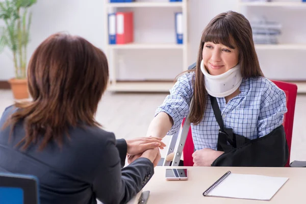 Verletzter Mitarbeiter sucht Anwalt auf, um sich über Versicherung beraten zu lassen — Stockfoto