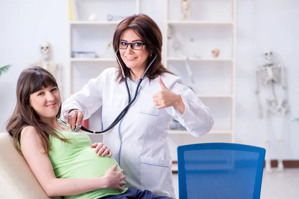 Donna incinta dal medico per un controllo regolare — Foto Stock