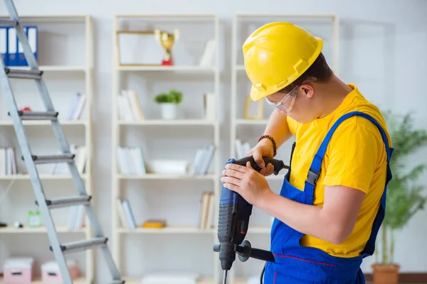 Jeune réparateur avec perceuse électrique — Photo