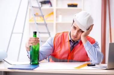 Atölyede çalışan sarhoş mühendis.