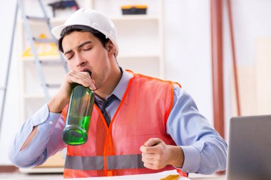 Atölyede çalışan sarhoş mühendis.