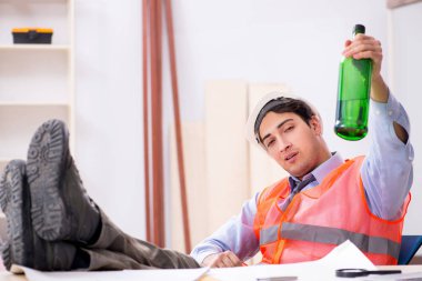 Atölyede çalışan sarhoş mühendis.