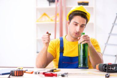 Atölyede çalışan sarhoş mühendis.