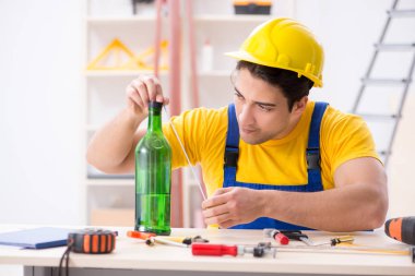 Atölyede çalışan sarhoş mühendis.