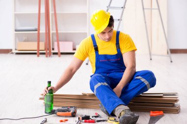 Tatilde içki içen tamirci.