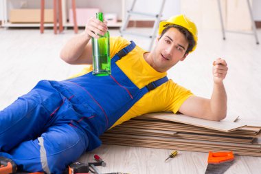 Tatilde içki içen tamirci.