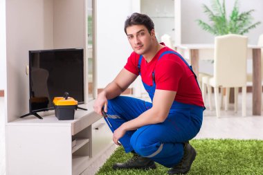 Profesyonel tamir mühendisi bozuk televizyonu tamir ediyor.