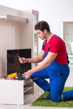 Profesyonel tamir mühendisi bozuk televizyonu tamir ediyor.