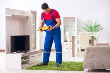 Profesyonel tamir mühendisi bozuk televizyonu tamir ediyor.