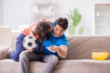 Kocası futbol izlediği için karısı mutsuz.