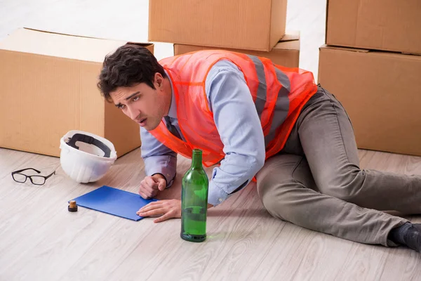 Entrega hombre borracho en el trabajo — Foto de Stock